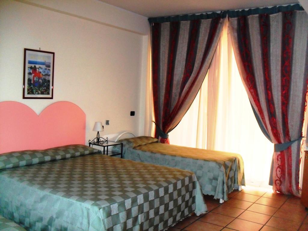 B&B La Grotta Sant'Alessio Siculo Bagian luar foto
